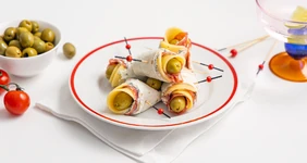 Рулетики с&nbsp;копчёной колбасой и&nbsp;сыром