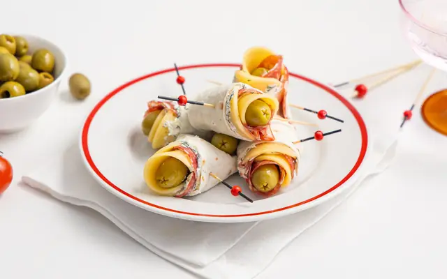 Рулетики с&nbsp;копчёной колбасой и&nbsp;сыром