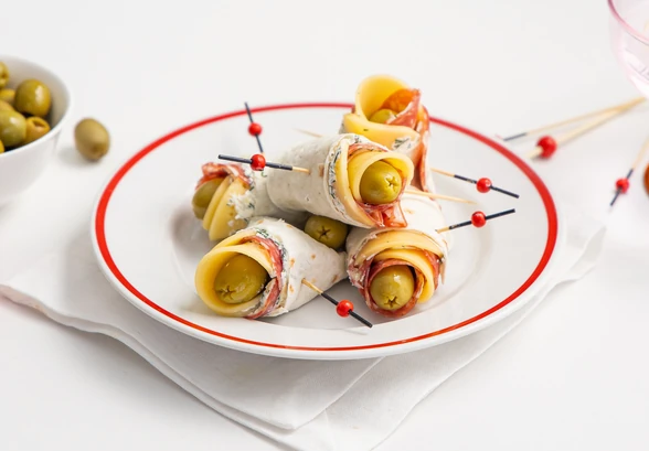 Рецепт «Рулетики с&nbsp;копчёной колбасой и&nbsp;сыром»