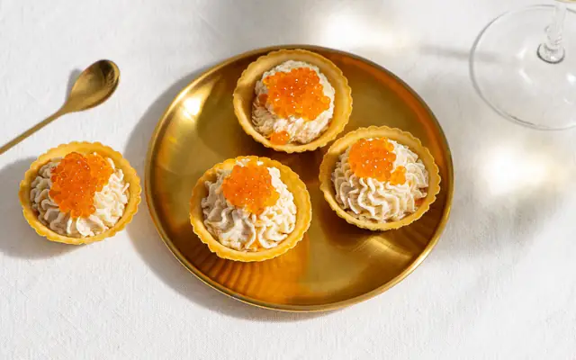 Тарталетки с&nbsp;икорным маслом