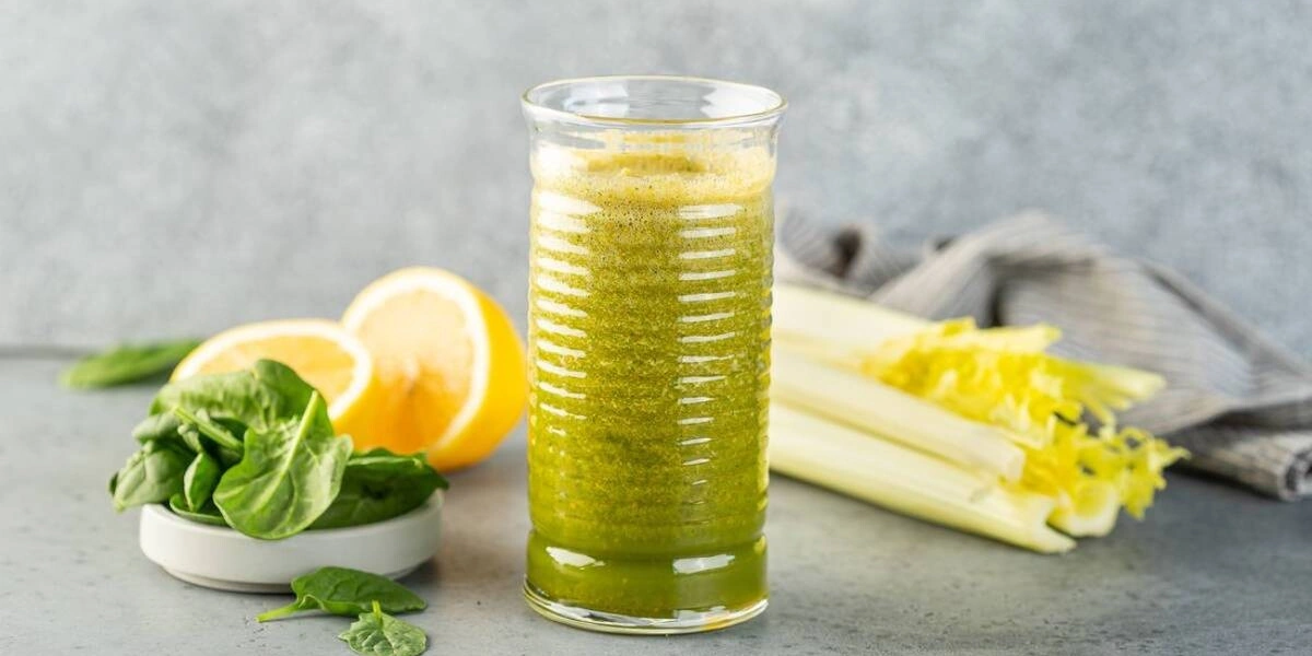 Домашний лимонад, ягодный смузи и&nbsp;кофе со льдом: рецепты холодных напитков