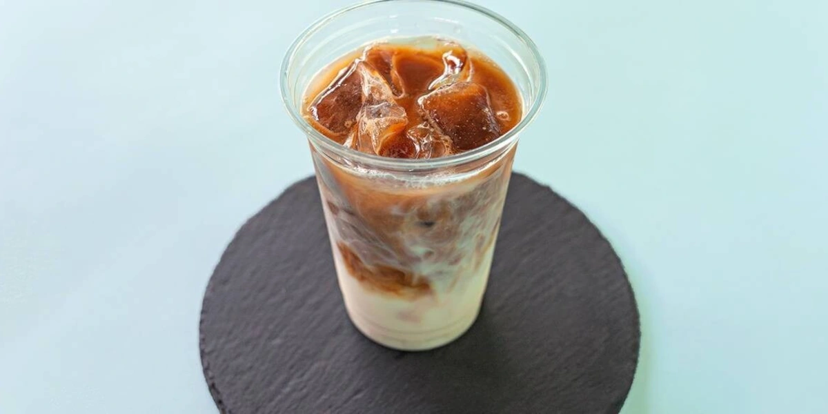 Домашний лимонад, ягодный смузи и&nbsp;кофе со льдом: рецепты холодных напитков