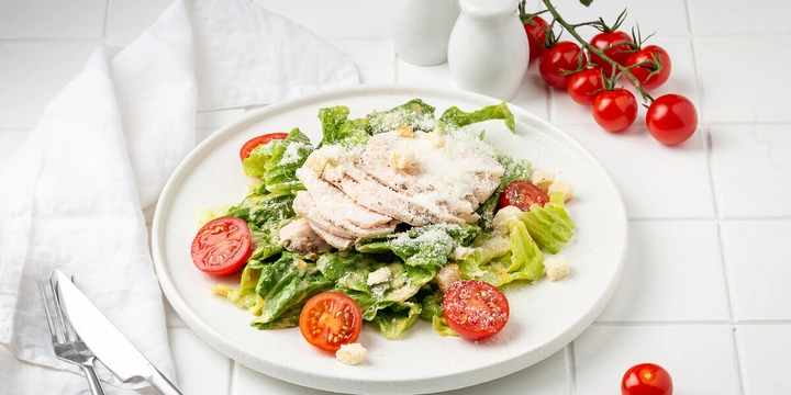 Простые и&nbsp;вкусные салаты с&nbsp;курицей: 10 лучших рецептов