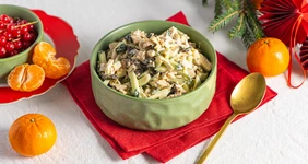 Салат с&nbsp;курицей и&nbsp;черносливом