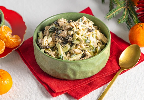 Рецепт «Салат с&nbsp;курицей и&nbsp;черносливом»