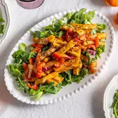 Салат с&nbsp;хрустящей курицей и&nbsp;кисло-сладким соусом