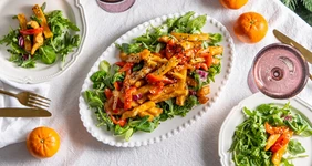 Салат с&nbsp;хрустящей курицей и&nbsp;кисло-сладким соусом