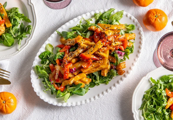 Рецепт «Салат с&nbsp;хрустящей курицей и&nbsp;кисло-сладким соусом»