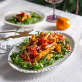 Салат с&nbsp;хрустящей курицей и&nbsp;кисло-сладким соусом