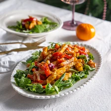 Салат с&nbsp;хрустящей курицей и&nbsp;кисло-сладким соусом