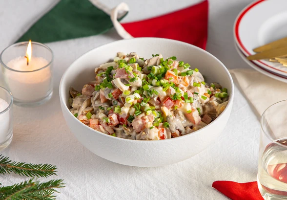 Рецепт «Салат с&nbsp;копчёной курицей и&nbsp;шампиньонами»