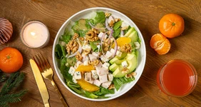 Салат с&nbsp;курицей, блю-чизом и&nbsp;апельсинами