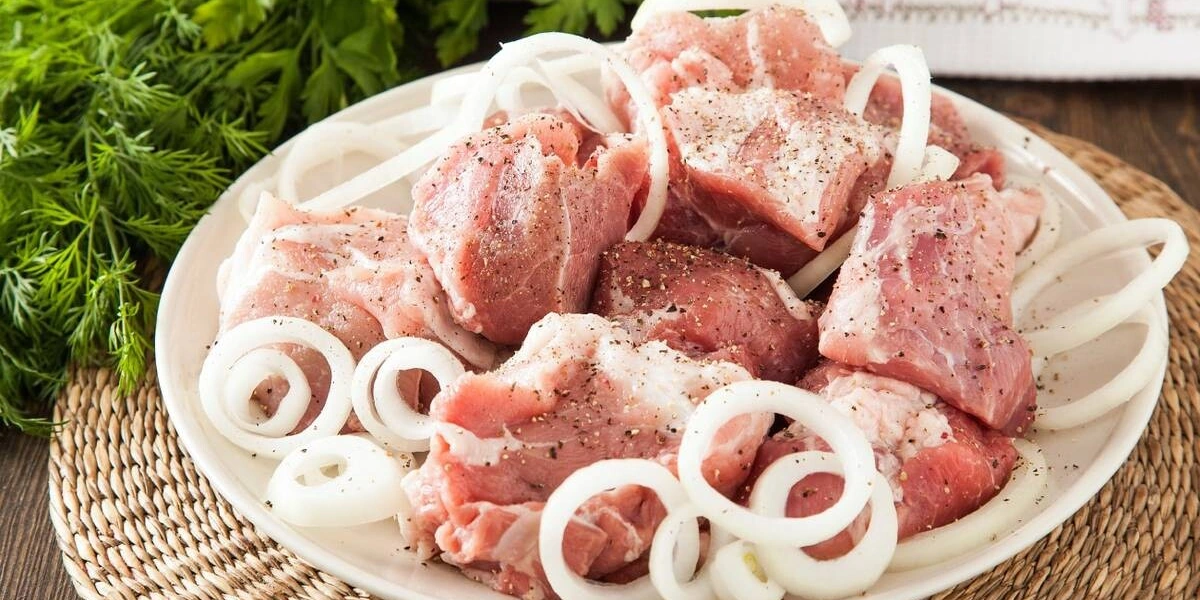Шашлык из&nbsp;свинины: рецепты с&nbsp;луком, соком, необычные маринады