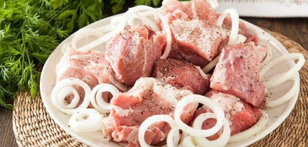 Шашлык из&nbsp;свинины: рецепты с&nbsp;луком, соком, необычные маринады