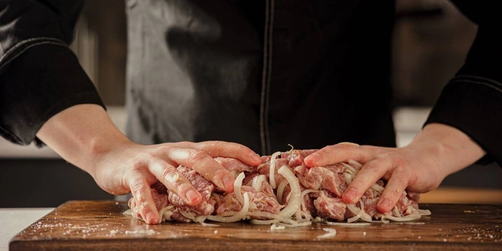 Шашлык из&nbsp;свинины: рецепты с&nbsp;луком, соком, необычные маринады