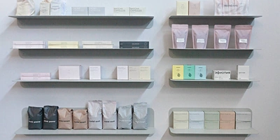 В Verlé на&nbsp;1500 квадратных метрах уживаются одновременно производственная и&nbsp;складская зоны, обучающий класс, офис, кухня и&nbsp;две лаборатории. Пространство максимально освобождено, чтобы можно было его легко мыть и&nbsp;чистить