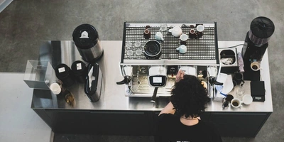 В Verlé на&nbsp;1500 квадратных метрах уживаются одновременно производственная и&nbsp;складская зоны, обучающий класс, офис, кухня и&nbsp;две лаборатории. Пространство максимально освобождено, чтобы можно было его легко мыть и&nbsp;чистить