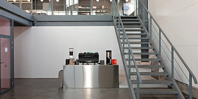 В Verlé на&nbsp;1500 квадратных метрах уживаются одновременно производственная и&nbsp;складская зоны, обучающий класс, офис, кухня и&nbsp;две лаборатории. Пространство максимально освобождено, чтобы можно было его легко мыть и&nbsp;чистить