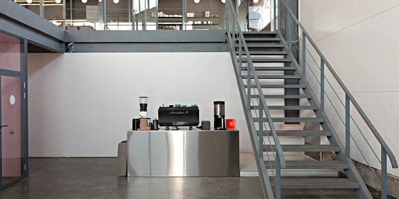 В Verlé на&nbsp;1500 квадратных метрах уживаются одновременно производственная и&nbsp;складская зоны, обучающий класс, офис, кухня и&nbsp;две лаборатории. Пространство максимально освобождено, чтобы можно было его легко мыть и&nbsp;чистить