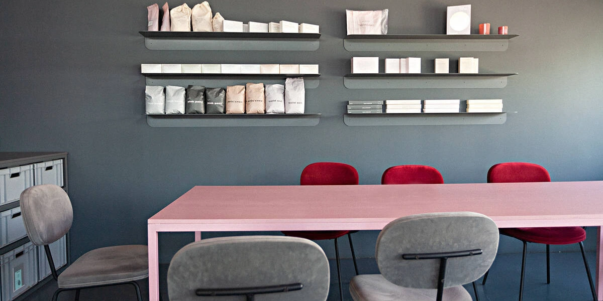 В Verlé на&nbsp;1500 квадратных метрах уживаются одновременно производственная и&nbsp;складская зоны, обучающий класс, офис, кухня и&nbsp;две лаборатории. Пространство максимально освобождено, чтобы можно было его легко мыть и&nbsp;чистить