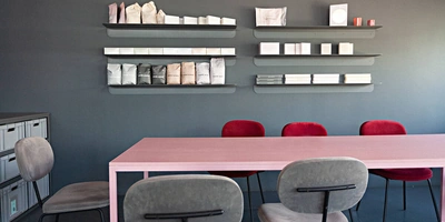 В Verlé на&nbsp;1500 квадратных метрах уживаются одновременно производственная и&nbsp;складская зоны, обучающий класс, офис, кухня и&nbsp;две лаборатории. Пространство максимально освобождено, чтобы можно было его легко мыть и&nbsp;чистить