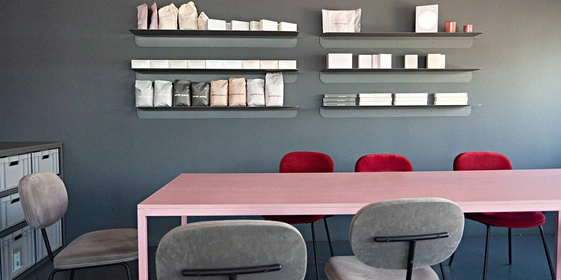 В Verlé на&nbsp;1500 квадратных метрах уживаются одновременно производственная и&nbsp;складская зоны, обучающий класс, офис, кухня и&nbsp;две лаборатории. Пространство максимально освобождено, чтобы можно было его легко мыть и&nbsp;чистить