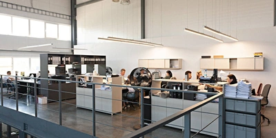 В Verlé на&nbsp;1500 квадратных метрах уживаются одновременно производственная и&nbsp;складская зоны, обучающий класс, офис, кухня и&nbsp;две лаборатории. Пространство максимально освобождено, чтобы можно было его легко мыть и&nbsp;чистить