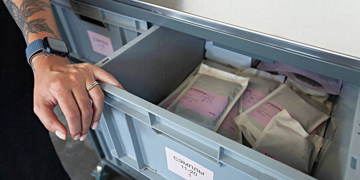 Для контроля качества все семплы обжаренного кофе хранятся с&nbsp;информацией о&nbsp;продукте и&nbsp;дате обжарки. Все образцы тестируются. В&nbsp;случае нареканий партию снимают