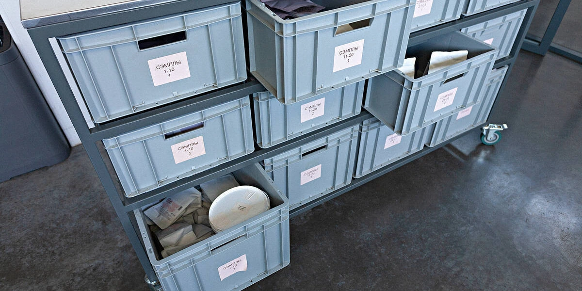 Для контроля качества все семплы обжаренного кофе хранятся с&nbsp;информацией о&nbsp;продукте и&nbsp;дате обжарки. Все образцы тестируются. В&nbsp;случае нареканий партию снимают