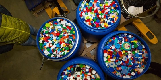 Вторая жизнь вторсырья: как перерабатывают крышечки и&nbsp;пакеты