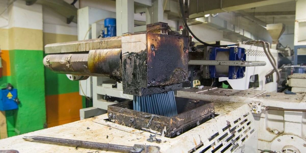 В экструдер поступает промежуточный продукт — агломерат. Он под&nbsp;действием температур размягчается, расплавляется, продавливается через сито, а затем охлаждается водой и&nbsp;нарезается на&nbsp;гранулы