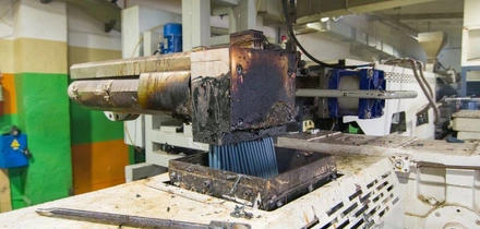 В экструдер поступает промежуточный продукт — агломерат. Он под&nbsp;действием температур размягчается, расплавляется, продавливается через сито, а затем охлаждается водой и&nbsp;нарезается на&nbsp;гранулы