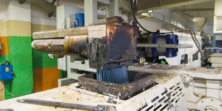 В экструдер поступает промежуточный продукт — агломерат. Он под&nbsp;действием температур размягчается, расплавляется, продавливается через сито, а затем охлаждается водой и&nbsp;нарезается на&nbsp;гранулы