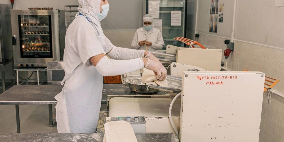 Чем больше слоёв в&nbsp;десерте из&nbsp;слоёного теста, тем оно вкуснее. Так, на&nbsp;производстве готовят тесто, которое состоит из&nbsp;256 слоёв. Сливочное масло запечатывается внутри&nbsp;благодаря&nbsp;технологии перекатки: тесто четырежды прогоняют через раскаточную машину