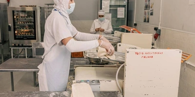 Чем больше слоёв в&nbsp;десерте из&nbsp;слоёного теста, тем оно вкуснее. Так, на&nbsp;производстве готовят тесто, которое состоит из&nbsp;256 слоёв. Сливочное масло запечатывается внутри&nbsp;благодаря&nbsp;технологии перекатки: тесто четырежды прогоняют через раскаточную машину