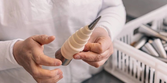 Одна сотрудница за&nbsp;смену может закрутить до&nbsp;2000 трубочек