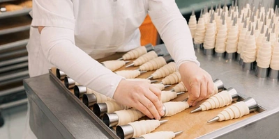 Трубочки выкладываются на&nbsp;противень