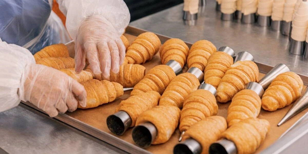 Каркас трубочек аккуратно снимают с&nbsp;конусов, а дальше передают для&nbsp;наполнения кремом. Во&nbsp;ВкусВилле покупателям предлагаются две разновидности трубочек: с&nbsp;белковым кремом и&nbsp;с&nbsp;начинкой крем-брюле