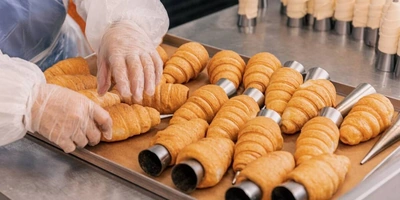 Каркас трубочек аккуратно снимают с&nbsp;конусов, а дальше передают для&nbsp;наполнения кремом. Во&nbsp;ВкусВилле покупателям предлагаются две разновидности трубочек: с&nbsp;белковым кремом и&nbsp;с&nbsp;начинкой крем-брюле