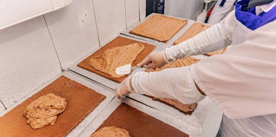 Торт приготовлен по&nbsp;классической рецептуре. Бисквит пропитывают сиропом, а затем на&nbsp;коржи выкладывают крем. В&nbsp;его составе — сливочное масло и&nbsp;сгущённое молоко