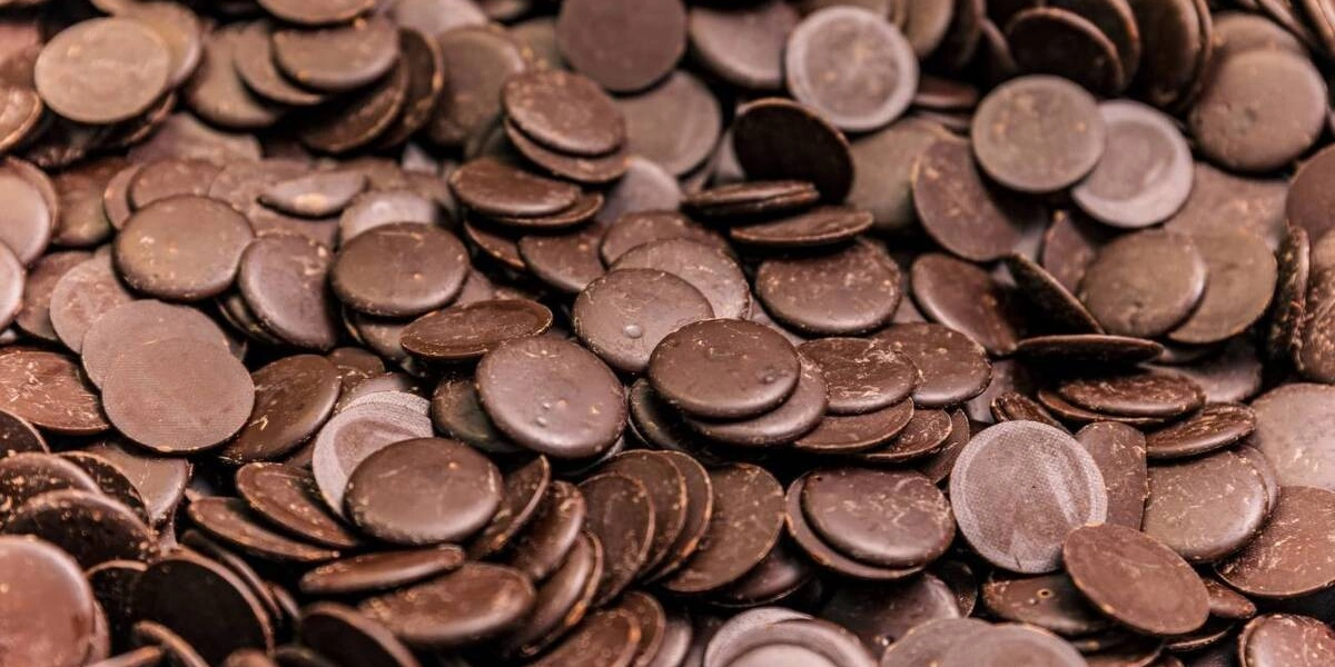 При приготовлении торта используют тёмный шоколад от&nbsp;кондитерской фабрики «Томер» — ещё одного поставщика кондитерских изделий ВкусВилла. Шоколад темперируют, смешивают с&nbsp;тёплыми сливками и&nbsp;получают глазурь для&nbsp;десерта