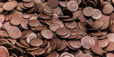 При приготовлении торта используют тёмный шоколад от&nbsp;кондитерской фабрики «Томер» — ещё одного поставщика кондитерских изделий ВкусВилла. Шоколад темперируют, смешивают с&nbsp;тёплыми сливками и&nbsp;получают глазурь для&nbsp;десерта