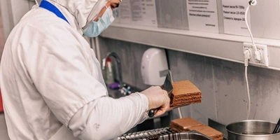 Торт выравнивается под&nbsp;заливку глазурью