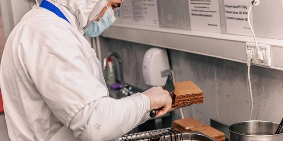 Торт выравнивается под&nbsp;заливку глазурью