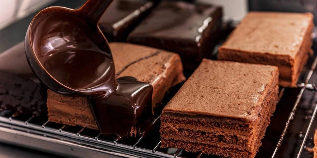 Сверху на&nbsp;торт выкладывается яблочное повидло, которое придаёт приятную кислинку десерту