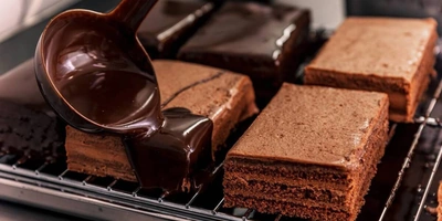 Сверху на&nbsp;торт выкладывается яблочное повидло, которое придаёт приятную кислинку десерту