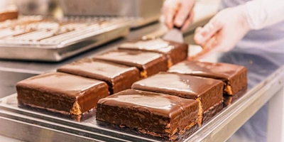 Торт глазируют, а затем охлаждают на&nbsp;протяжении 5 часов и&nbsp;передают на&nbsp;упаковку