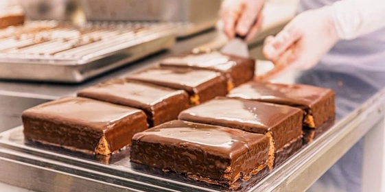 Торт глазируют, а затем охлаждают на&nbsp;протяжении 5 часов и&nbsp;передают на&nbsp;упаковку