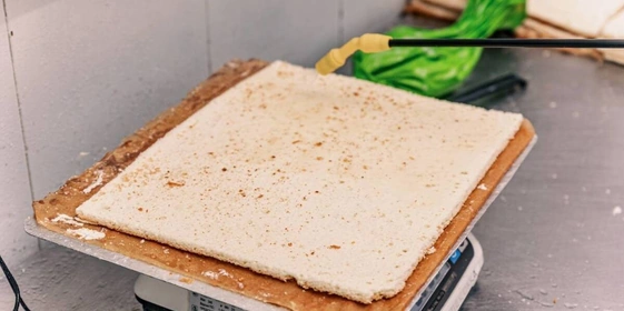 Бисквит для&nbsp;рулета пропитывается сладким сиропом