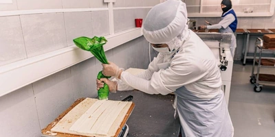 В составе нежной кремовой прослойки — сливочное масло и&nbsp;сгущённое молоко